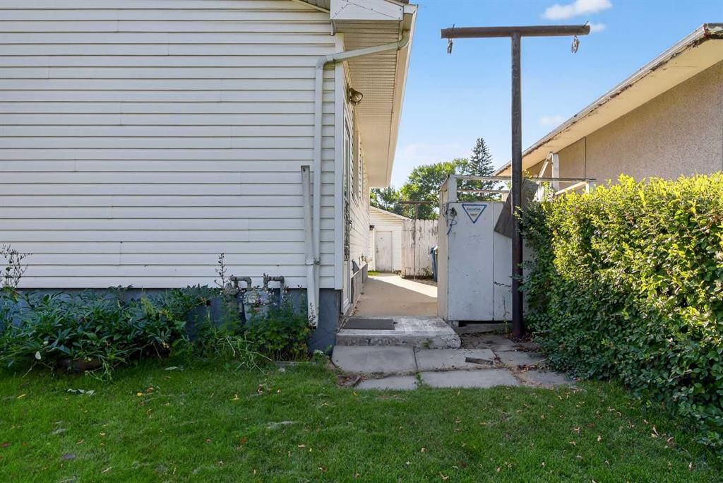 3012 30 Avenue SE, Calgary — photo 4 of 33