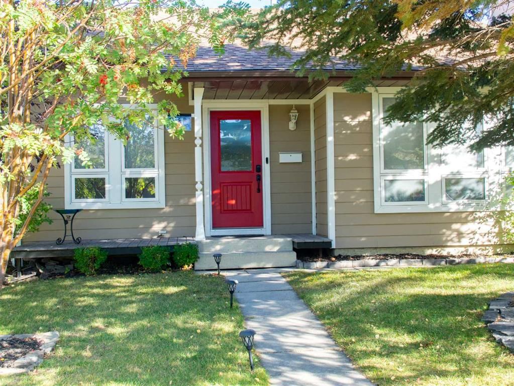 51 Bearberry Bay NW, Calgary — photo 2 of 46