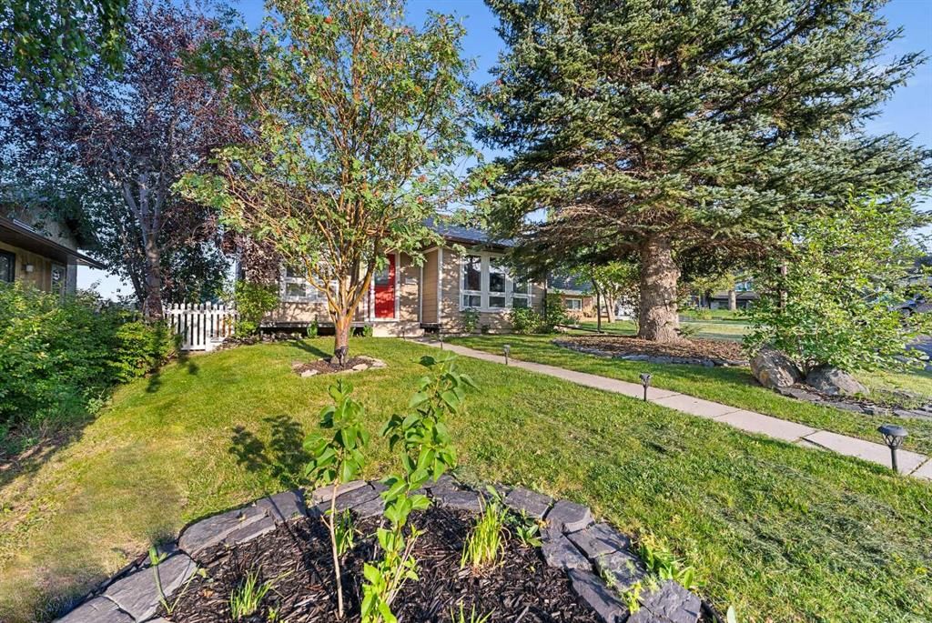 51 Bearberry Bay NW, Calgary — photo 4 of 46