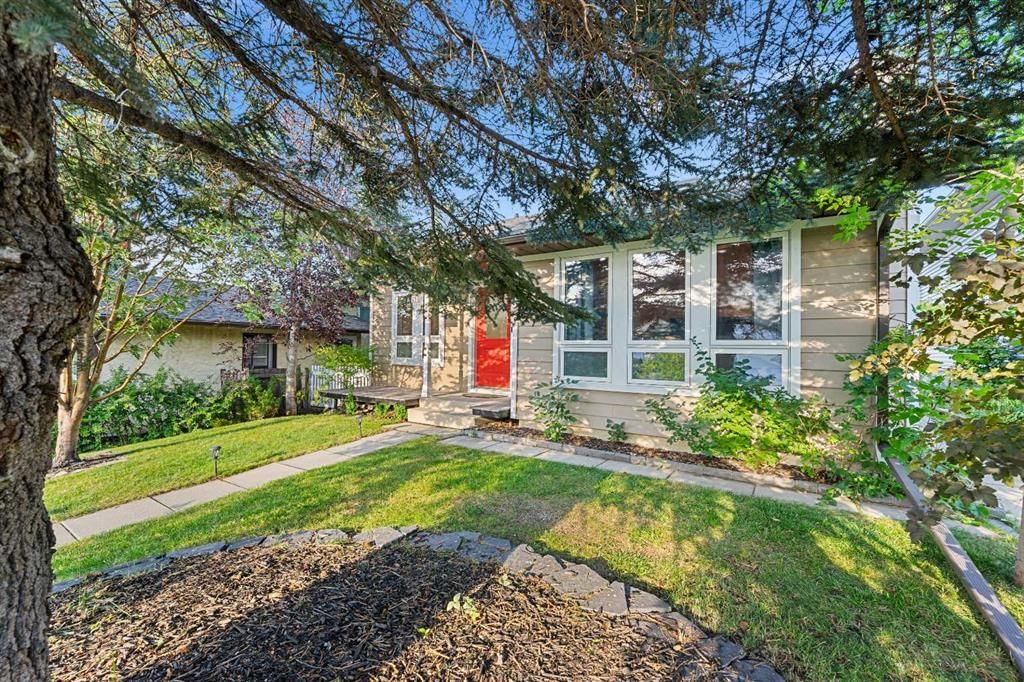 51 Bearberry Bay NW, Calgary — photo 5 of 46