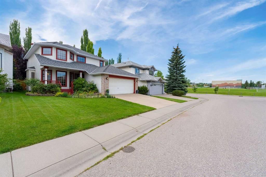 9 Valley Meadow Close NW, Calgary — photo 2 of 50