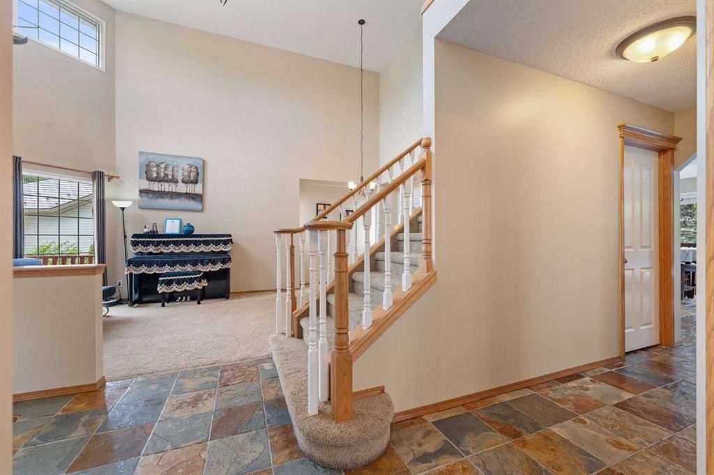 9 Valley Meadow Close NW, Calgary — photo 5 of 50