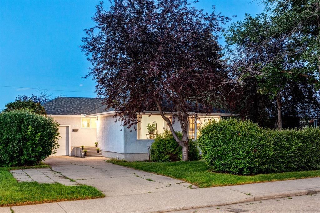 6016 Thornburn Drive NW, Calgary — main listing photo
