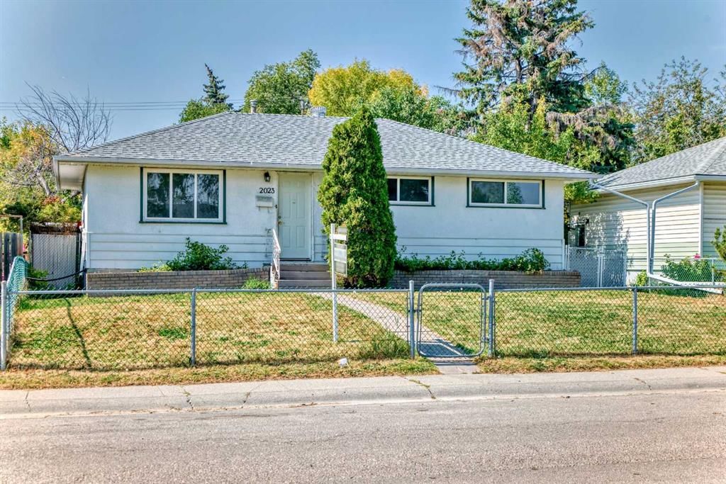 2023 46 Street SE, Calgary — photo 2 of 42