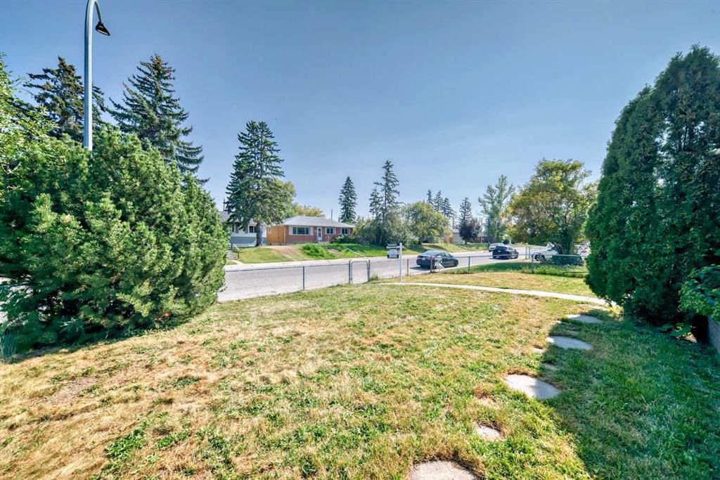 2023 46 Street SE, Calgary — photo 4 of 42