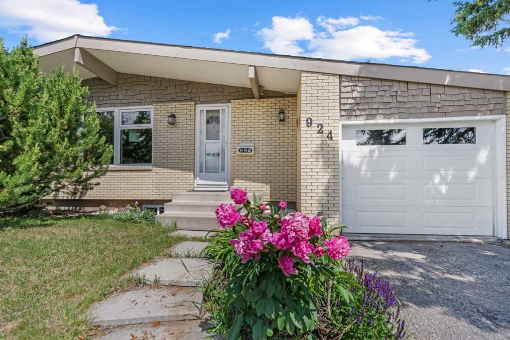 924 Cannock Road SW, Calgary — photo 2 of 41