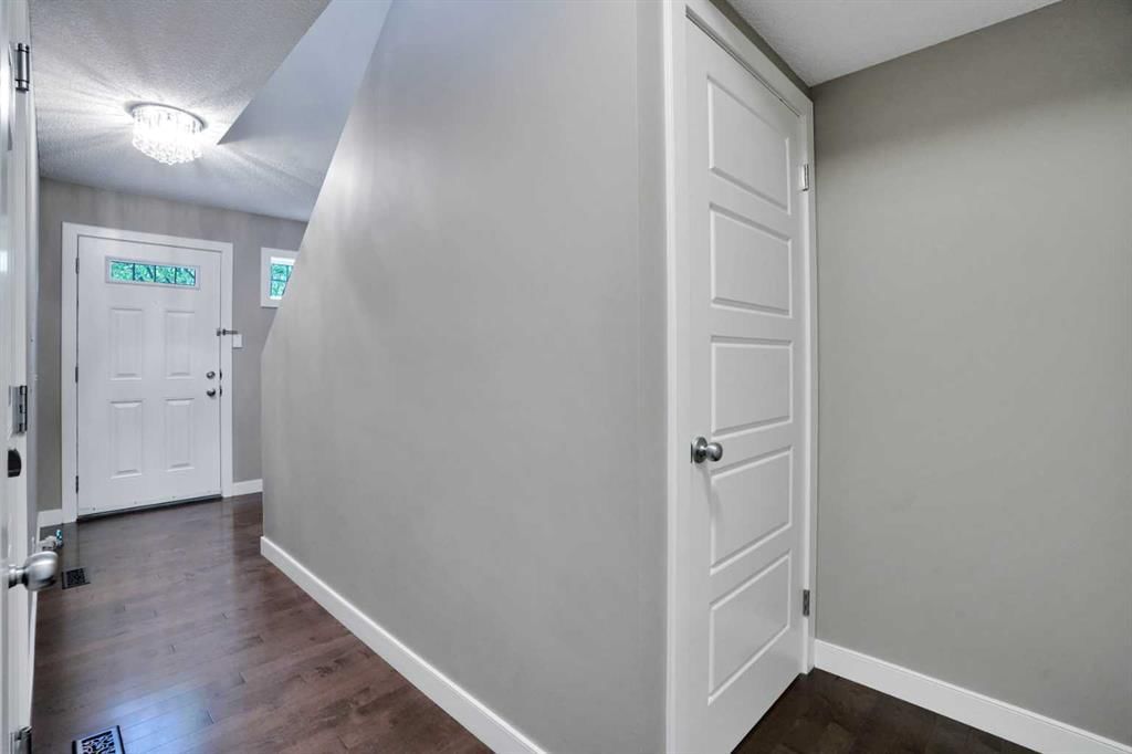 101 Pantego Lane NW, Calgary — photo 4 of 40