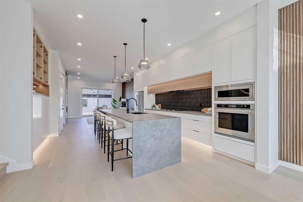 912 15 Avenue NE, Calgary — photo 4 of 50