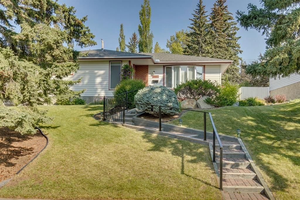 5751 Dalmead Crescent NW, Calgary — main listing photo