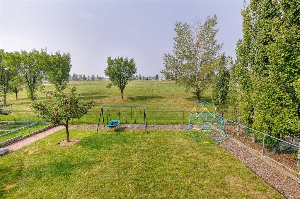 7242 Laguna Way NE, Calgary — photo 3 of 21