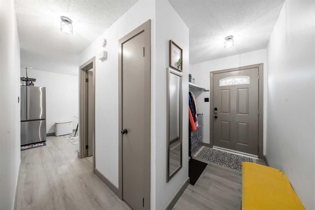 4409 33 Avenue SW, Calgary — photo 4 of 22
