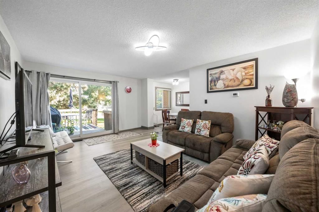 4409 33 Avenue SW, Calgary — photo 5 of 22