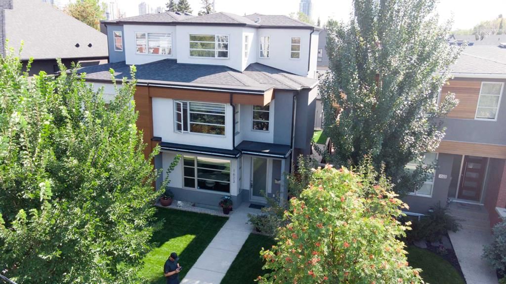 1623 Westmount Road NW, Calgary — photo 3 of 32