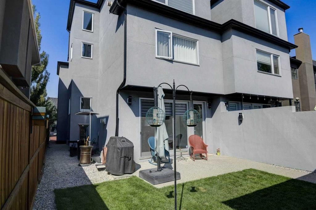 1623 Westmount Road NW, Calgary — photo 4 of 32
