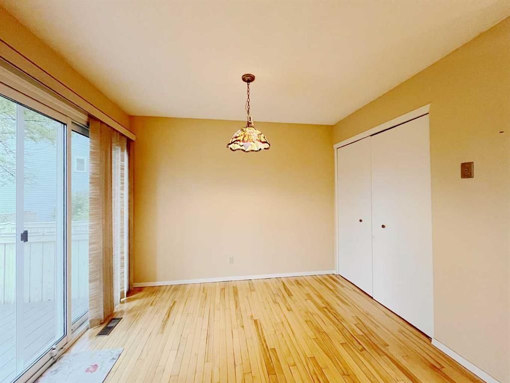 33 Millrise Lane SW, Calgary — photo 4 of 22