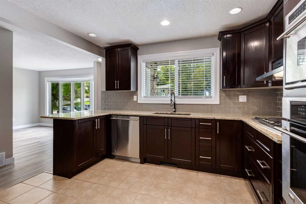 534 Cantrell Drive SW, Calgary — photo 3 of 49