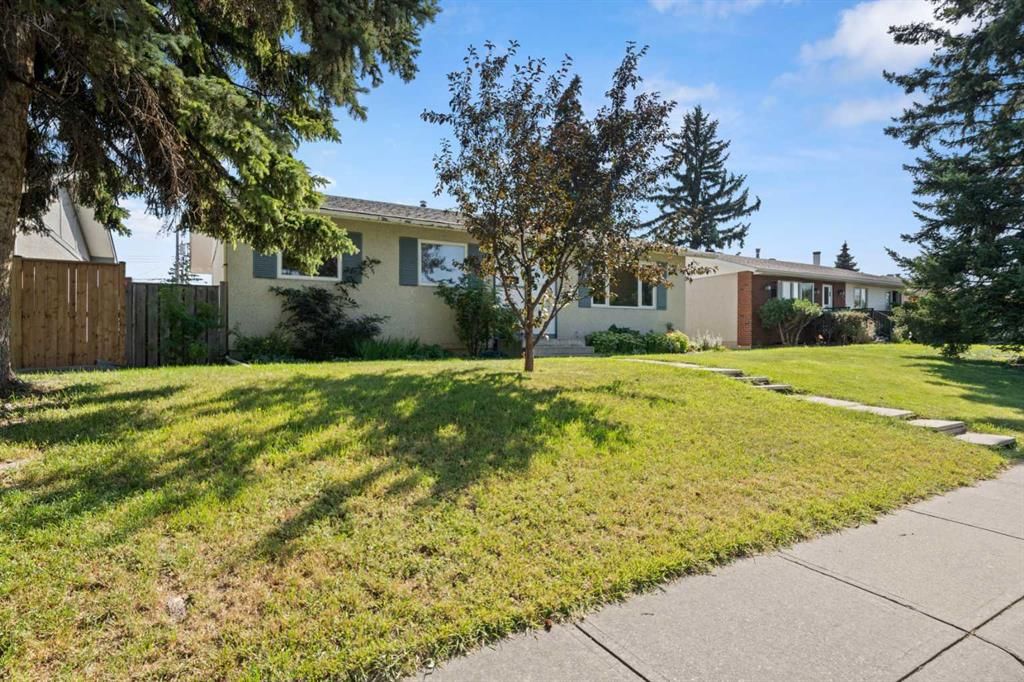 102 Marbrooke Circle NE, Calgary — photo 2 of 38