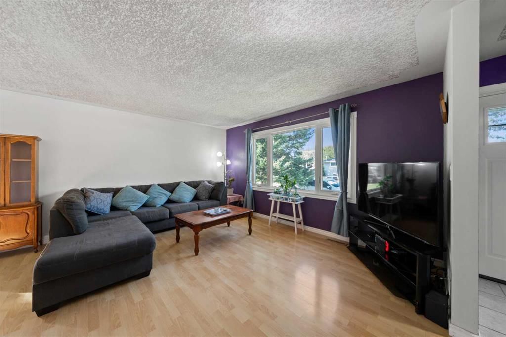 102 Marbrooke Circle NE, Calgary — photo 3 of 38