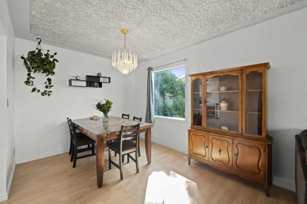 102 Marbrooke Circle NE, Calgary — photo 5 of 38