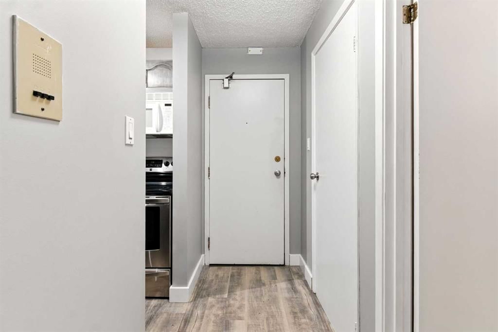 208, 550 Westwood Drive SW, Calgary — photo 4 of 25