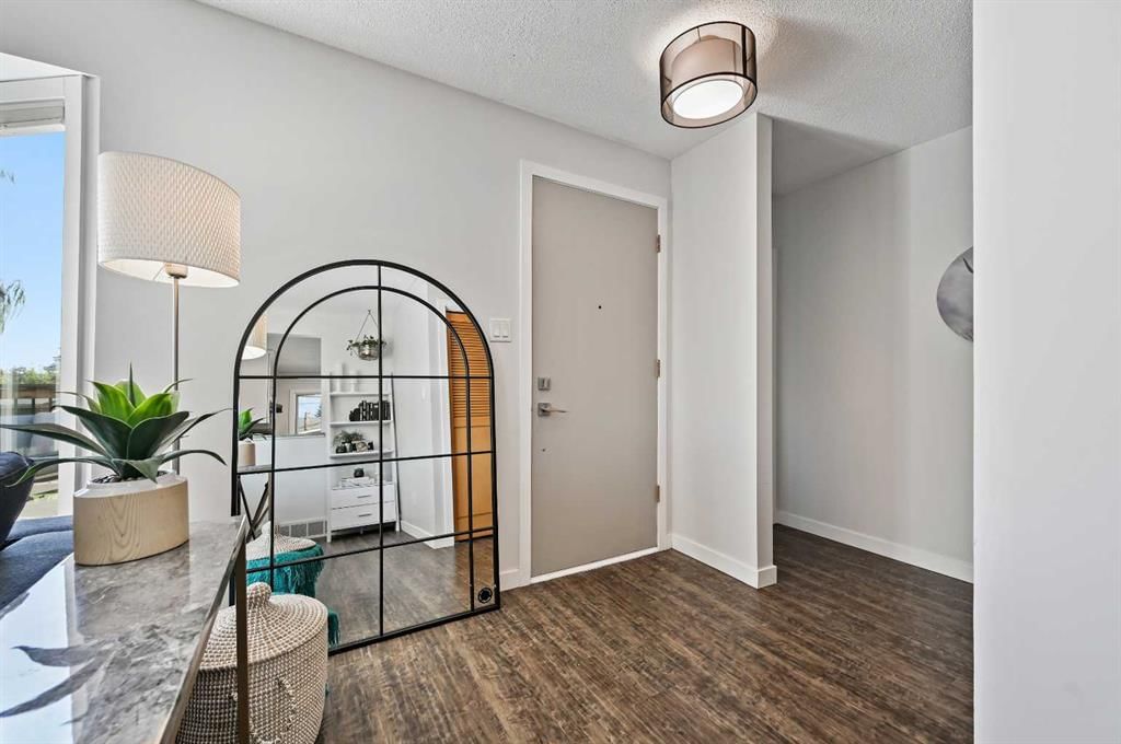 708 101 Avenue SW, Calgary — photo 3 of 41