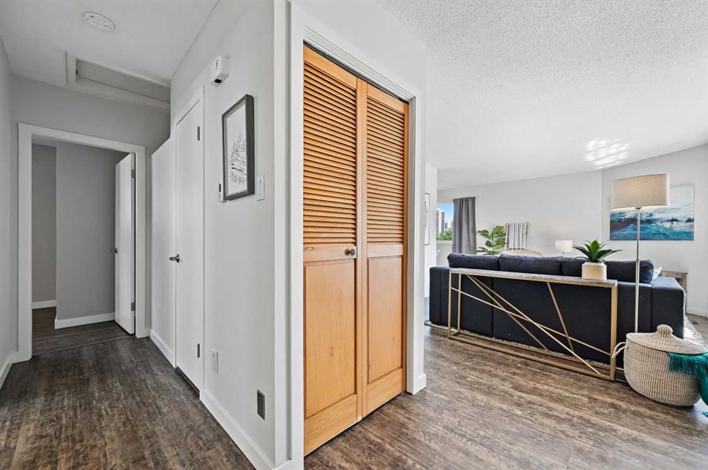 708 101 Avenue SW, Calgary — photo 4 of 41