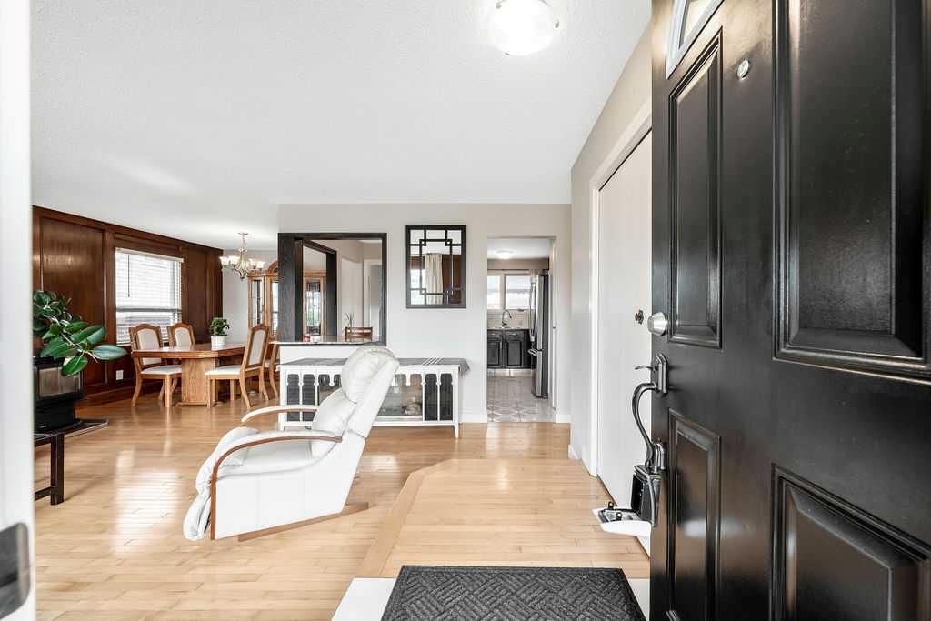 5212 5 Avenue SE, Calgary — photo 4 of 37
