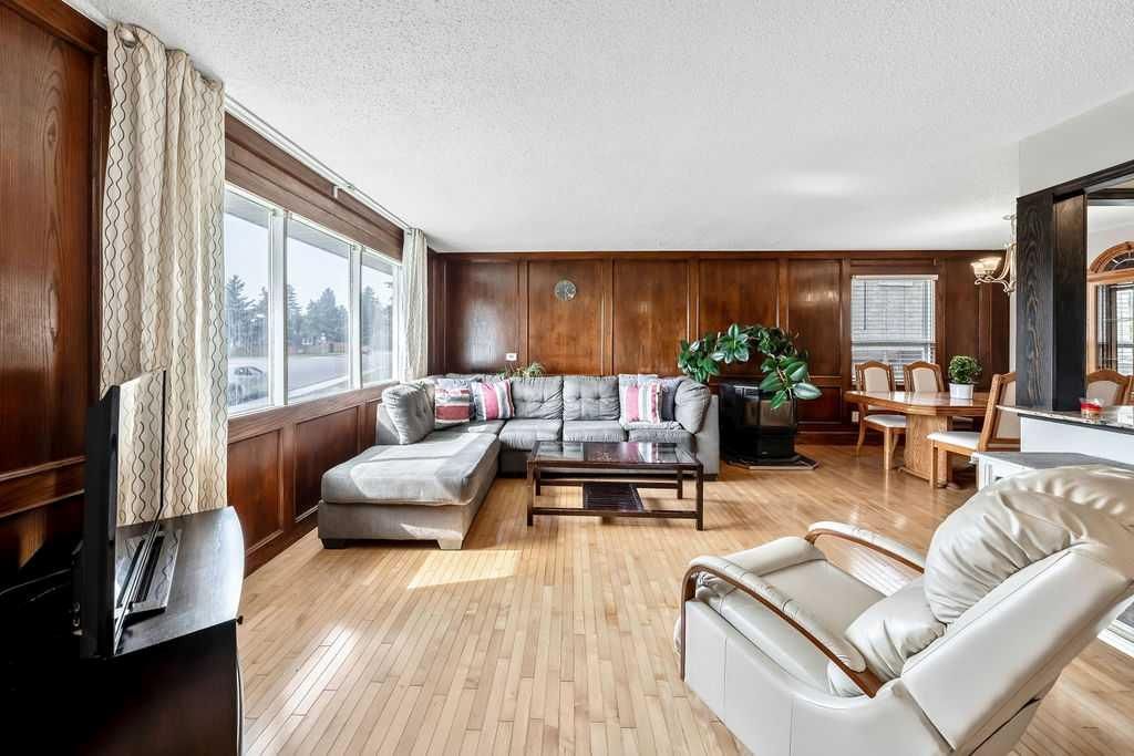 5212 5 Avenue SE, Calgary — photo 5 of 37