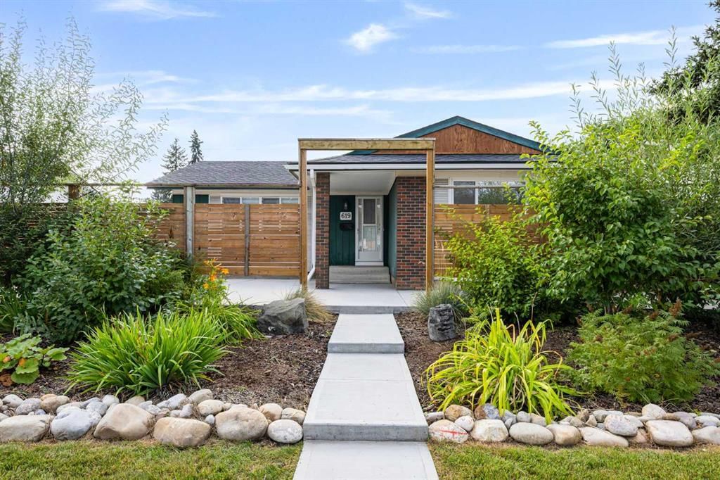 619 52 Street NE, Calgary — photo 4 of 48