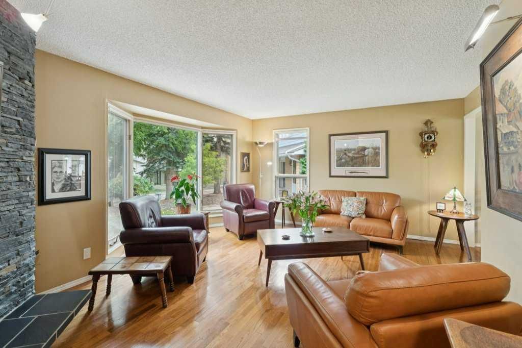 318 Oakhill Place SW, Calgary — photo 3 of 43