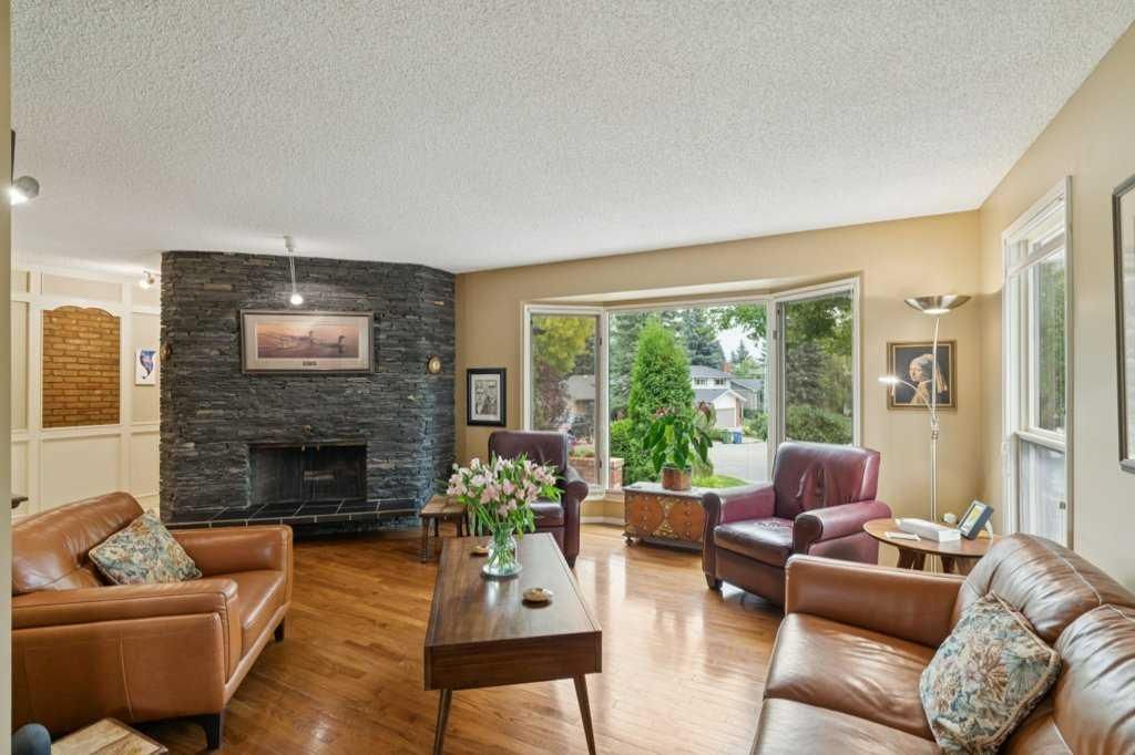 318 Oakhill Place SW, Calgary — photo 4 of 43