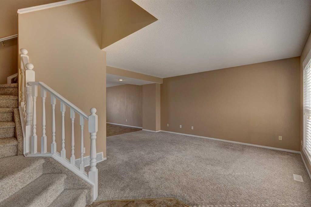 129 Prestwick Park SE, Calgary — photo 3 of 43