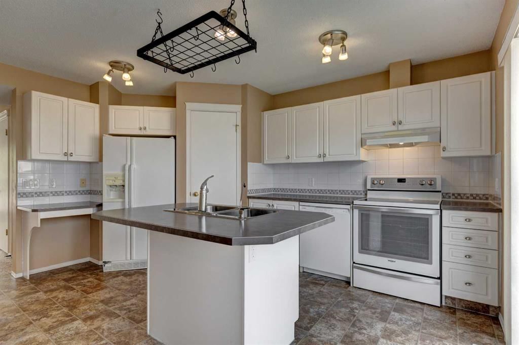 129 Prestwick Park SE, Calgary — photo 5 of 43