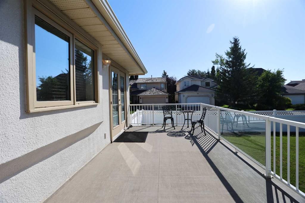 15 Hampshire Close NW, Calgary — photo 3 of 32