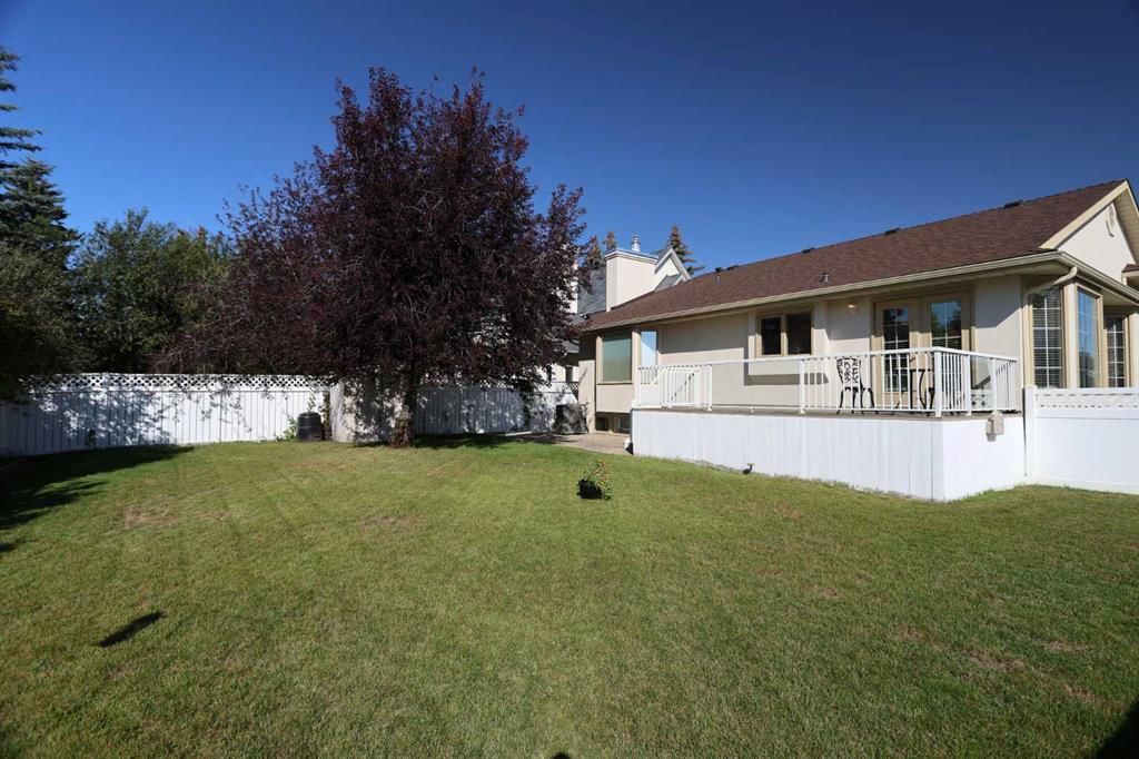 15 Hampshire Close NW, Calgary — photo 4 of 32