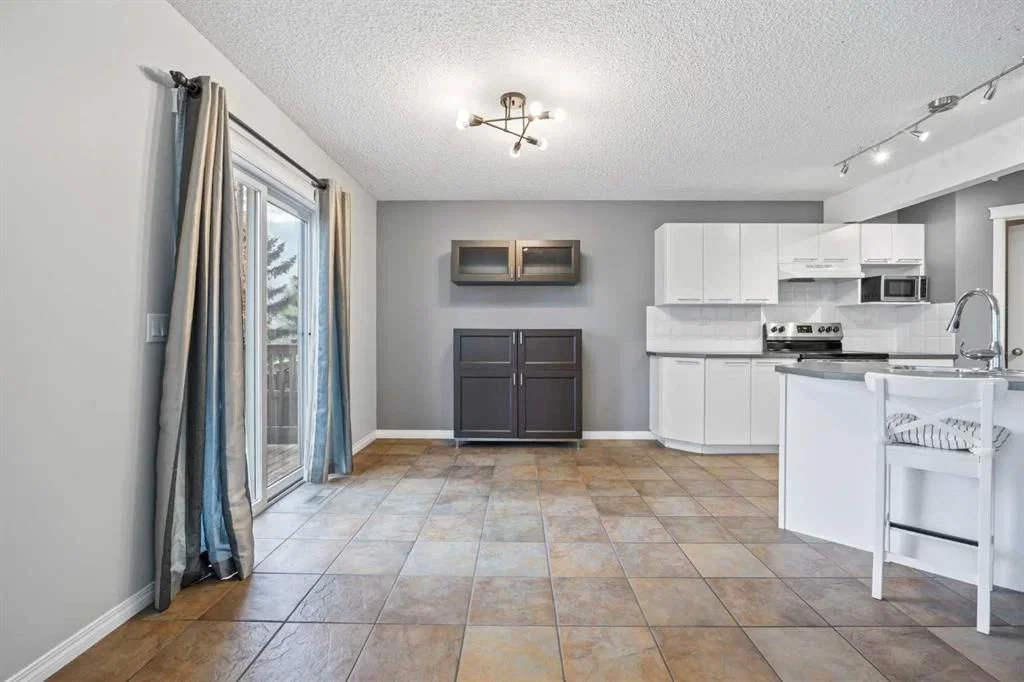230 Cougarstone Circle SW, Calgary — photo 5 of 37