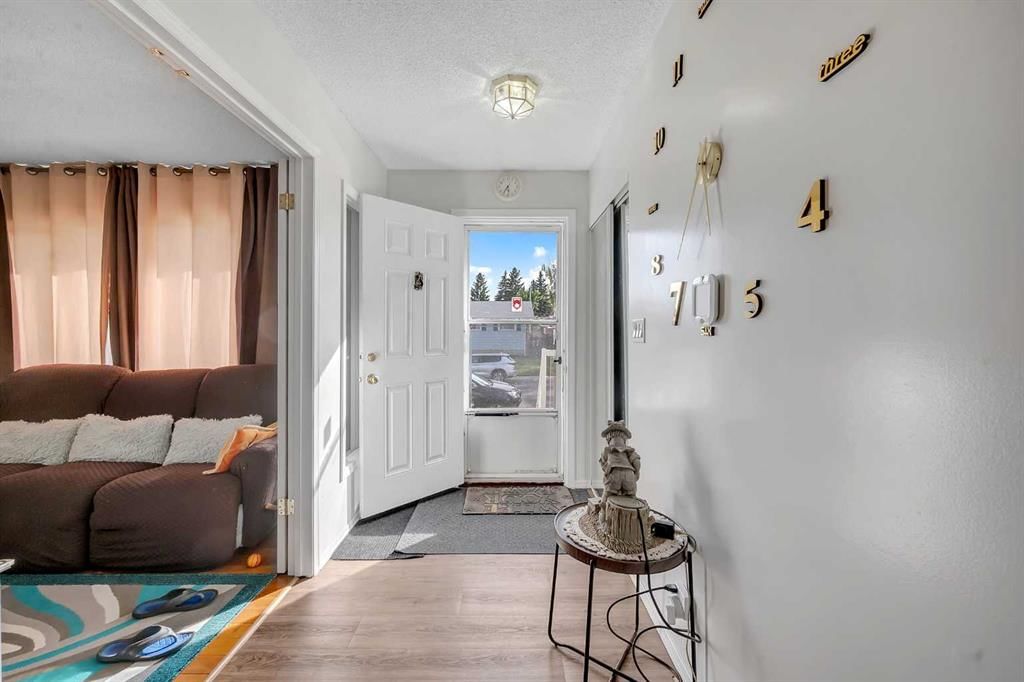 5848 Maddock Drive NE, Calgary — photo 3 of 32