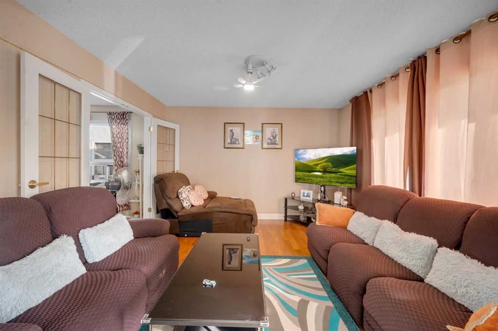5848 Maddock Drive NE, Calgary — photo 5 of 32