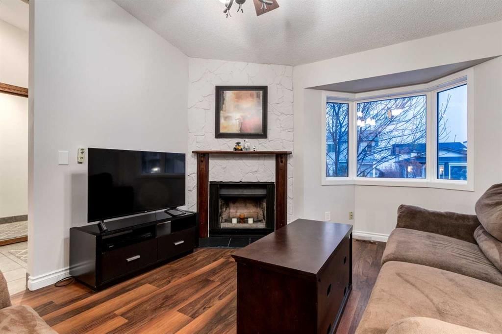 27 BEDFIELD Close NE, Calgary — photo 3 of 39