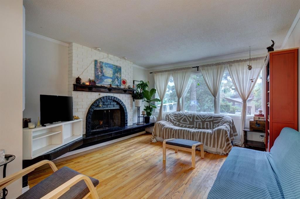 3608 58 Avenue SW, Calgary — photo 2 of 34