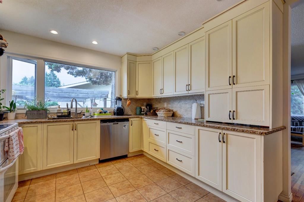 3608 58 Avenue SW, Calgary — photo 3 of 34