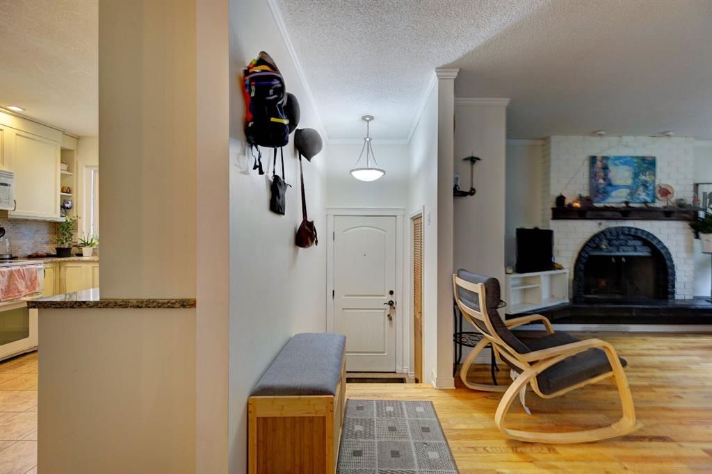 3608 58 Avenue SW, Calgary — photo 4 of 34