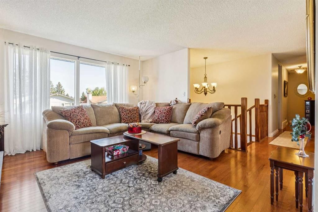 483 Cedarpark Drive SW, Calgary — photo 4 of 35