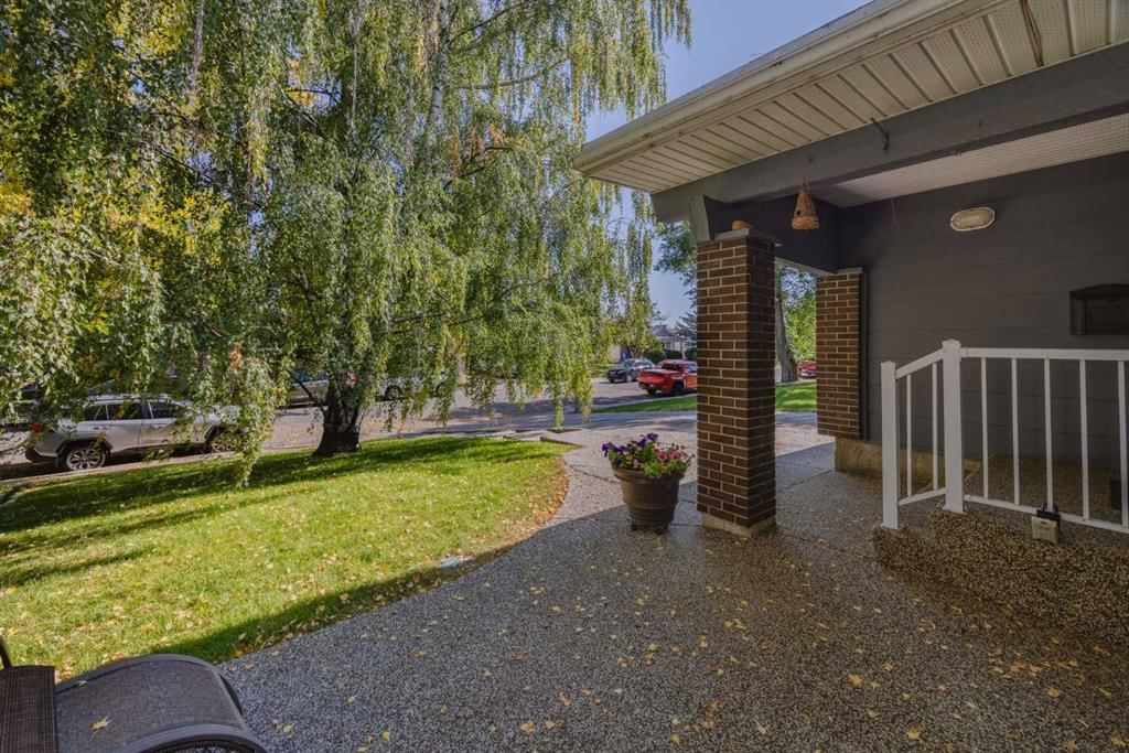 840 Cannell Road SW, Calgary — photo 4 of 37