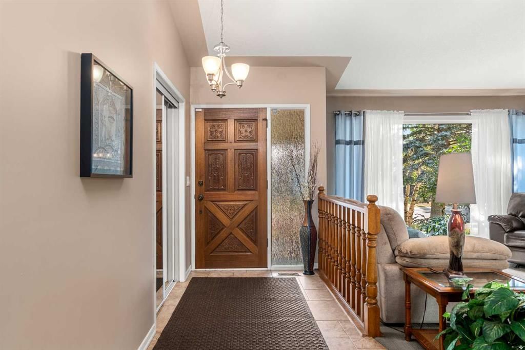 7 Bernard Place NW, Calgary — photo 3 of 33