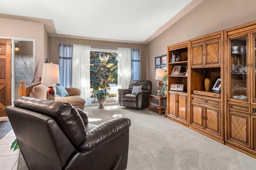 7 Bernard Place NW, Calgary — photo 4 of 33
