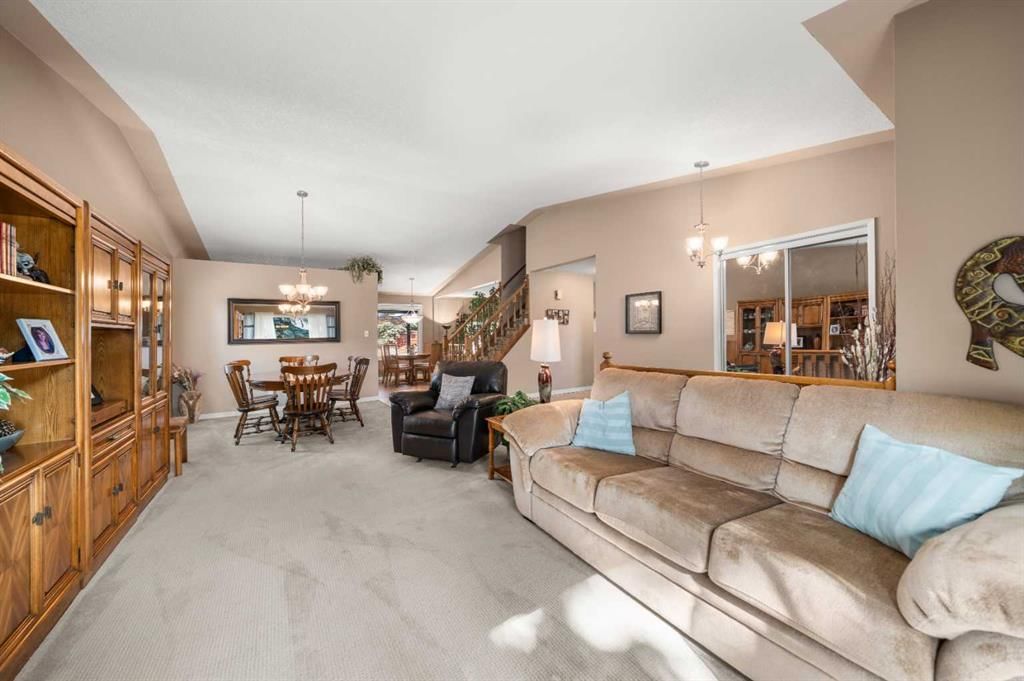 7 Bernard Place NW, Calgary — photo 5 of 33