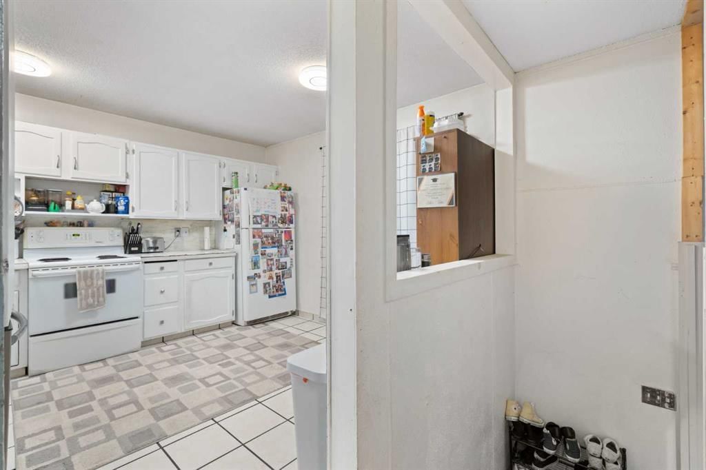 3212 Dover Crescent SE, Calgary — photo 4 of 32