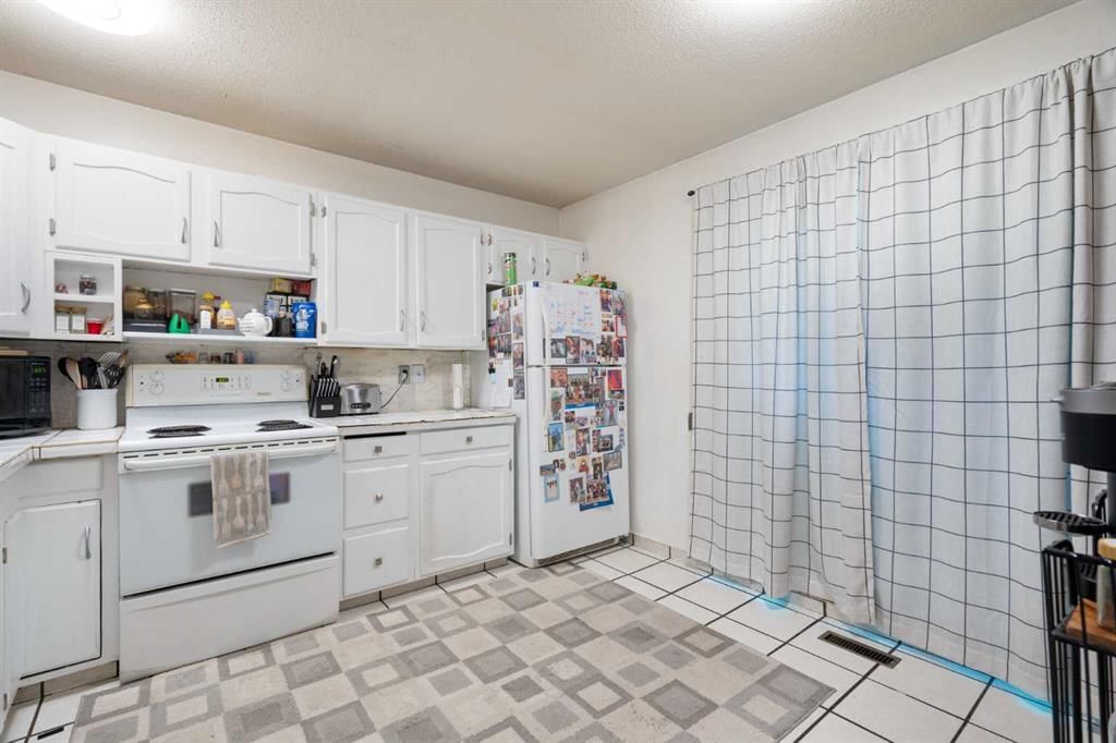 3212 Dover Crescent SE, Calgary — photo 5 of 32