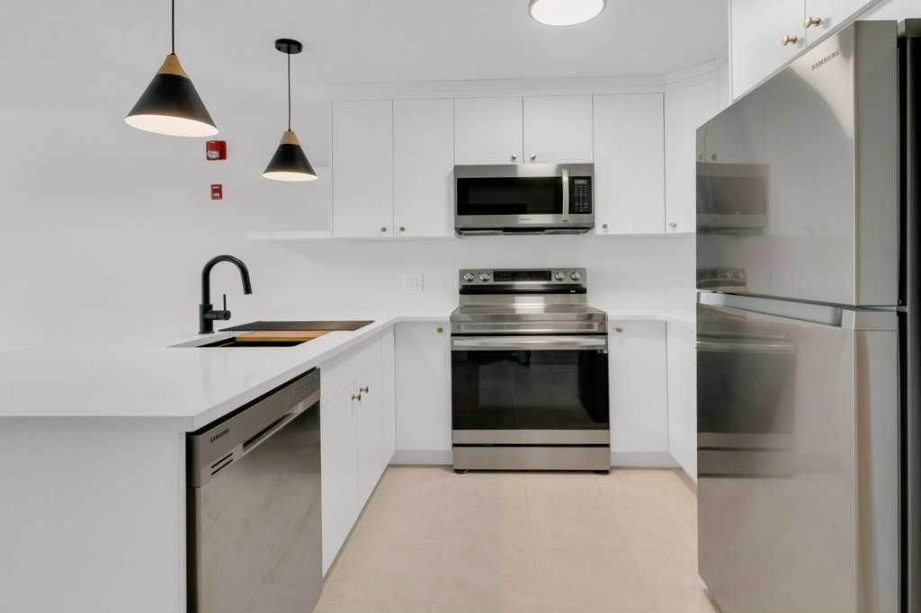 140, 30 Richard Court SW, Calgary — photo 4 of 27
